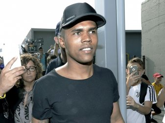 Douglas Costa bei der Ankunft in Turin Douglas Costa bei der Ankunft in Turin