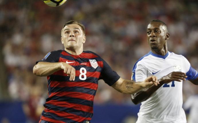 USA-Stürmer Jordan Morris (links) rettete den Favoriten 
