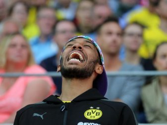 Pierre-Emerick Aubameyang hat auf der Ersatzbank viel Freude beim Testspiel des BVB gegen RW Essen. Foto: Ina Fassbender Pierre-Emerick Aubameyang hat auf der Ersatzbank viel Freude beim Testspiel des BVB gegen RW Essen. Foto: Ina Fassbender