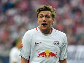Emil Forsberg hat sich mit einem Verbleib beim Fußball-Bundesligisten RB Leipzig vorerst abgefunden. Foto: Hendrik Schmidt Emil Forsberg hat sich mit einem Verbleib beim Fußball-Bundesligisten RB Leipzig vorerst abgefunden. Foto: Hendrik Schmidt