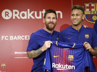 Lionel Messi (l) und Neymar posieren bei einem Sponsorentermin in Tokio mit einem Trikot. Foto: Eugene Hoshiko