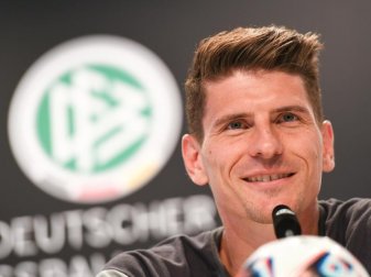 Mario Gomez freut sich über die Erfolge der deutschen Fußball-Nationalmannschaft. Foto: Arne Dedert Mario Gomez freut sich über die Erfolge der deutschen Fußball-Nationalmannschaft. Foto: Arne Dedert