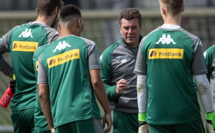 Gladbachs Trainer Dieter Hecking setzt auf junge Spieler. Foto: Federico Gambarini