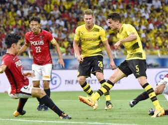 BVB-Profi Marc Bartra (2.v.r) beim Torschuss. Foto: Kyodo