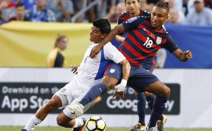 Der US-Amerikaner Juan Agudelo (r) im Zweikampf mit Marlon Lopez aus Nicaragua. Foto: Ron Schwane