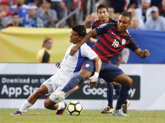 Der US-Amerikaner Juan Agudelo (r) im Zweikampf mit Marlon Lopez aus Nicaragua. Foto: Ron Schwane Der US-Amerikaner Juan Agudelo (r) im Zweikampf mit Marlon Lopez aus Nicaragua. Foto: Ron Schwane