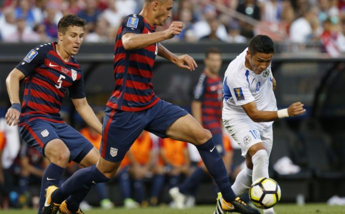 Matt Miazga (m.) sicherte den USA den Gruppensieg