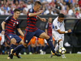 Matt Miazga (m.) sicherte den USA den Gruppensieg Matt Miazga (m.) sicherte den USA den Gruppensieg