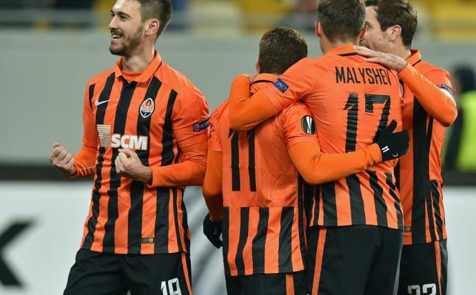 Facundo Ferreyra (l.) schießt Schachtjor zum Supercup
