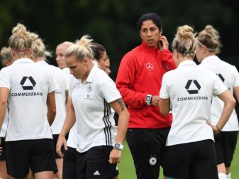 Bundestrainerin Steffi Jones bereitet ihre Spielerinnen auf die EM vor. Foto: Carmen Jaspersen Bundestrainerin Steffi Jones bereitet ihre Spielerinnen auf die EM vor. Foto: Carmen Jaspersen