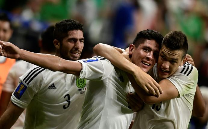 Edson Alvarez (Mi.) trifft für Mexiko