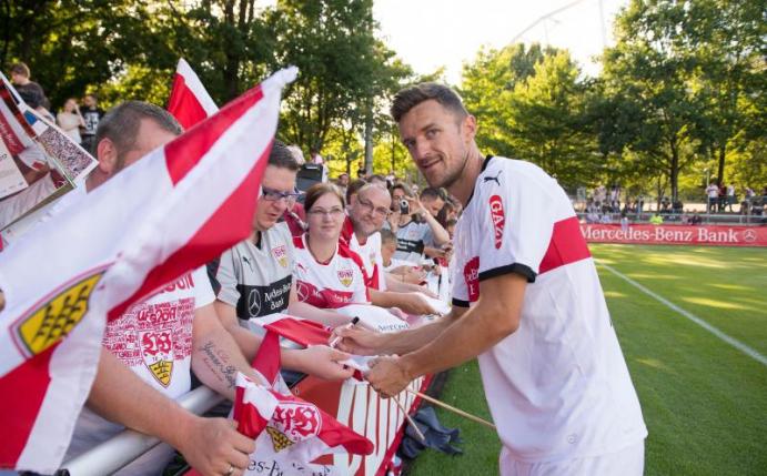 Stuttgarts Kapitän Christian Gentner schreibt nach dem Trainingsauftakt Autogramme. Foto: Deniz Calagan
