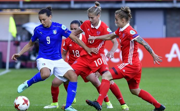 Russland (in rot) gewann das erste Spiel bei einer EM