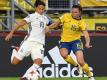 Dzsenifer Marozsan (l) kann sich beim Kampf um den Ball gegen Jessica Samuelsson aus Schweden behaupten. Foto: Carmen Jaspersen