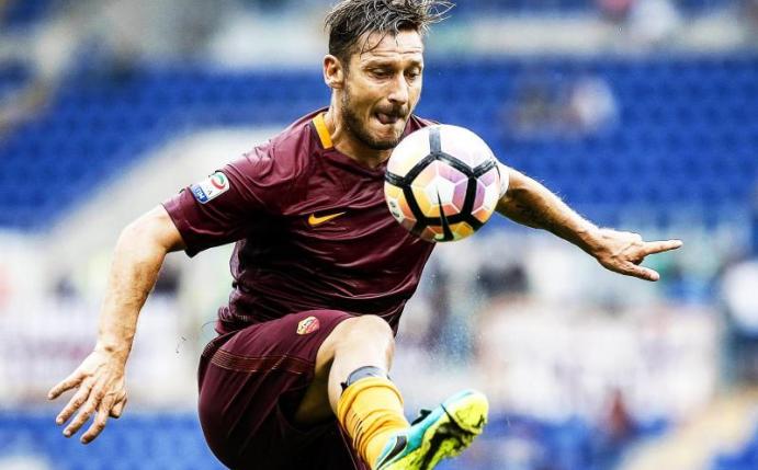 Francesco Totti will auch nach dem Ende seiner aktiven Fußballer-Karriere dem AS Rom treu bleiben. Foto: Angelo Carconi