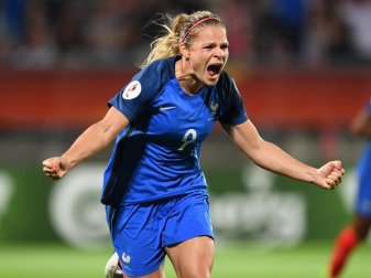 Die Französin Eugenie Le Sommer bejubelt ihren verwandelten Elfmeter zum 1:0 gegen Island. Foto: Carmen Jaspersen Die Französin Eugenie Le Sommer bejubelt ihren verwandelten Elfmeter zum 1:0 gegen Island. Foto: Carmen Jaspersen