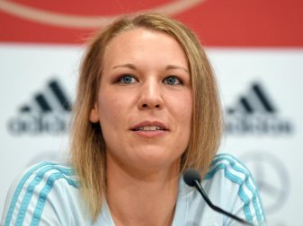 Nationalspielerin Kristin Demann spricht auf der Pressekonferenz am Tag nach dem Spiel gegen Schweden. Foto: Carmen Jaspersen Nationalspielerin Kristin Demann spricht auf der Pressekonferenz am Tag nach dem Spiel gegen Schweden. Foto: Carmen Jaspersen