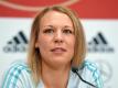 Nationalspielerin Kristin Demann spricht auf der Pressekonferenz am Tag nach dem Spiel gegen Schweden. Foto: Carmen Jaspersen
