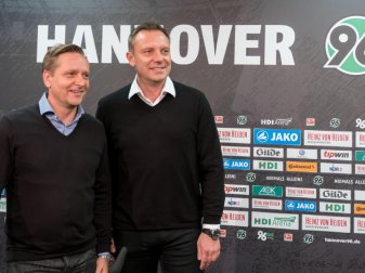 Hannovers Sportdirektor Horst Heldt (l) und Trainer André Breitenreiter erwarten eine schwierige Saison. Foto: Peter Steffen Hannovers Sportdirektor Horst Heldt (l) und Trainer André Breitenreiter erwarten eine schwierige Saison. Foto: Peter Steffen