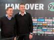 Hannovers Sportdirektor Horst Heldt (l) und Trainer André Breitenreiter erwarten eine schwierige Saison. Foto: Peter Steffen