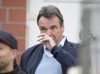 Der HSV-Vorstandsvorsitzende Heribert Bruchhagen bemängelte den Rasenzustand in Leogang. Foto: Jörg Sarbach Der HSV-Vorstandsvorsitzende Heribert Bruchhagen bemängelte den Rasenzustand in Leogang. Foto: Jörg Sarbach