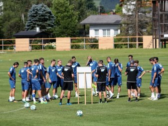 Hoffenheims Trainer Julian Nagelsmann spricht mit seinen Spielern. Foto: Hasan Bratic Hoffenheims Trainer Julian Nagelsmann spricht mit seinen Spielern. Foto: Hasan Bratic