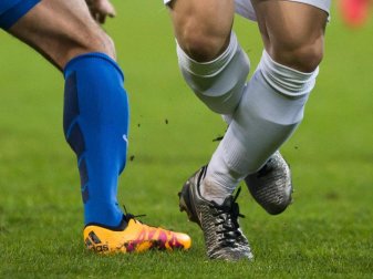 Ein Spieler stolpert im Zweikampf scheinbar über seine eigene Beine. Foto: Lukas Schulze Ein Spieler stolpert im Zweikampf scheinbar über seine eigene Beine. Foto: Lukas Schulze