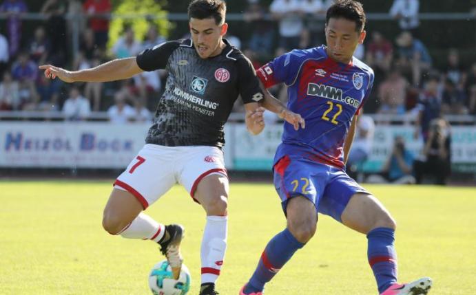 Der Mainzer Jairo Samperio (l) kämpft mit Yuhei Tokunaga vom FC Tokio um den Ball. Foto: René Vigneron