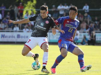 Der Mainzer Jairo Samperio (l) kämpft mit Yuhei Tokunaga vom FC Tokio um den Ball. Foto: René Vigneron Der Mainzer Jairo Samperio (l) kämpft mit Yuhei Tokunaga vom FC Tokio um den Ball. Foto: René Vigneron