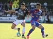 Der Mainzer Jairo Samperio (l) kämpft mit Yuhei Tokunaga vom FC Tokio um den Ball. Foto: René Vigneron