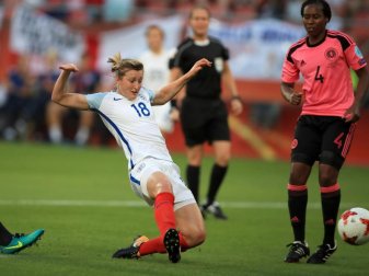 Englands Ellen White (M) schießt ein Tor gegen Schottland. Foto: Mike Egerton Englands Ellen White (M) schießt ein Tor gegen Schottland. Foto: Mike Egerton