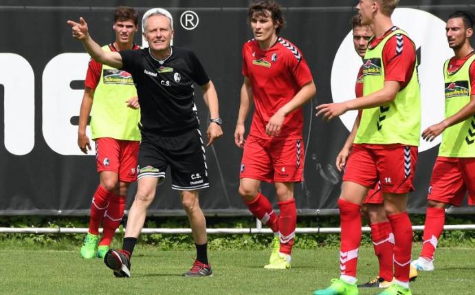 Freiburgs Trainer Christian Streich hofft noch auf Neuzugänge. Foto: Uli Deck