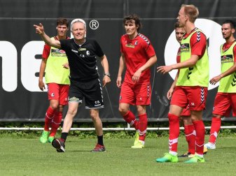 Freiburgs Trainer Christian Streich hofft noch auf Neuzugänge. Foto: Uli Deck Freiburgs Trainer Christian Streich hofft noch auf Neuzugänge. Foto: Uli Deck