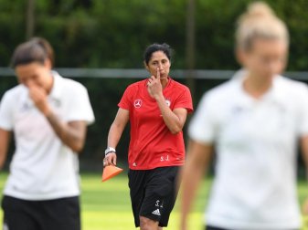 Bundestrainerin Steffi Jones muss überlegen, wer neben Anja Mittag stürmt. Foto: Carmen Jaspersen Bundestrainerin Steffi Jones muss überlegen, wer neben Anja Mittag stürmt. Foto: Carmen Jaspersen