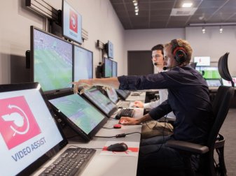Schiedsrichter Sascha Stegemann (r) und ein Operator sitzen in einem Videoassistcenter vor Monitoren. Foto: Rolf Vennenbernd Schiedsrichter Sascha Stegemann (r) und ein Operator sitzen in einem Videoassistcenter vor Monitoren. Foto: Rolf Vennenbernd