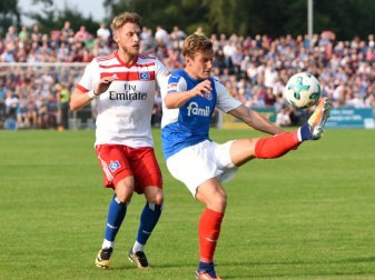 Aaron Hunt (l) wird weiter für den Hamburger SV spielen. Foto: Daniel Bockwoldt Aaron Hunt (l) wird weiter für den Hamburger SV spielen. Foto: Daniel Bockwoldt