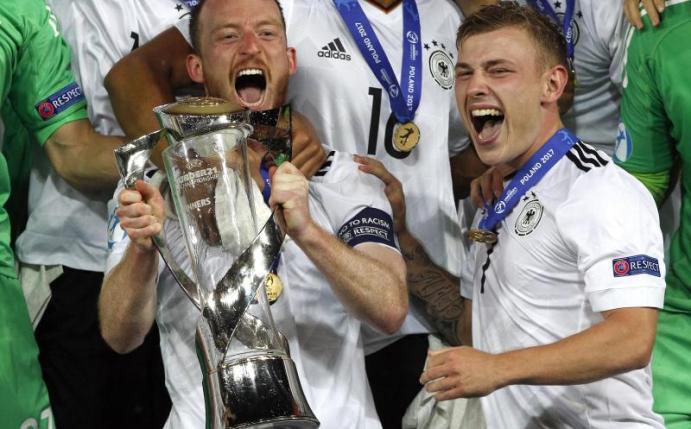 Maximilian Arnold (l) wurde Europameister mit der deutschen U21-Nationalmannschaft. Foto: Czarek Sokolowski