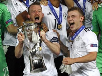 Maximilian Arnold (l) wurde Europameister mit der deutschen U21-Nationalmannschaft. Foto: Czarek Sokolowski Maximilian Arnold (l) wurde Europameister mit der deutschen U21-Nationalmannschaft. Foto: Czarek Sokolowski