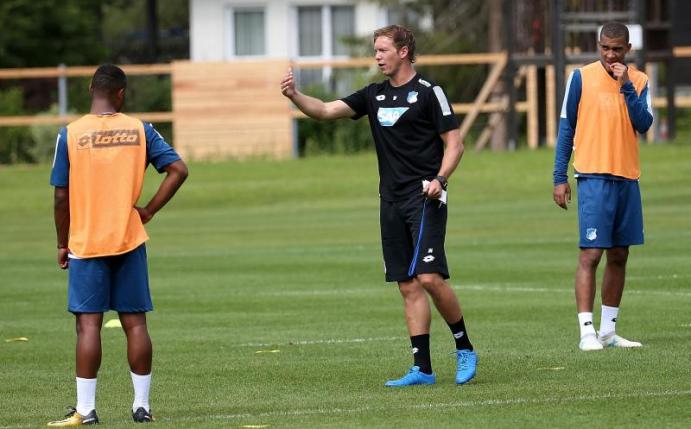 Der Hoffenheimer Trainer Julian Nagelsmann (M) gibt Anweisungen. Foto: Hasan Bratic