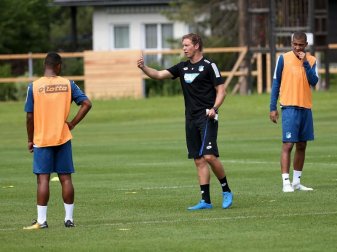 Der Hoffenheimer Trainer Julian Nagelsmann (M) gibt Anweisungen. Foto: Hasan Bratic Der Hoffenheimer Trainer Julian Nagelsmann (M) gibt Anweisungen. Foto: Hasan Bratic