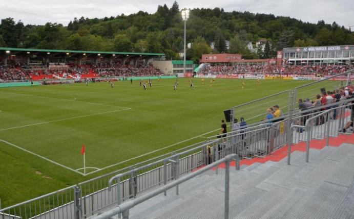 Die Würzburger Kickers dürfen im DFB-Pokal nicht in ihrem Heimstadion spielen. Foto: Timm Schamberger