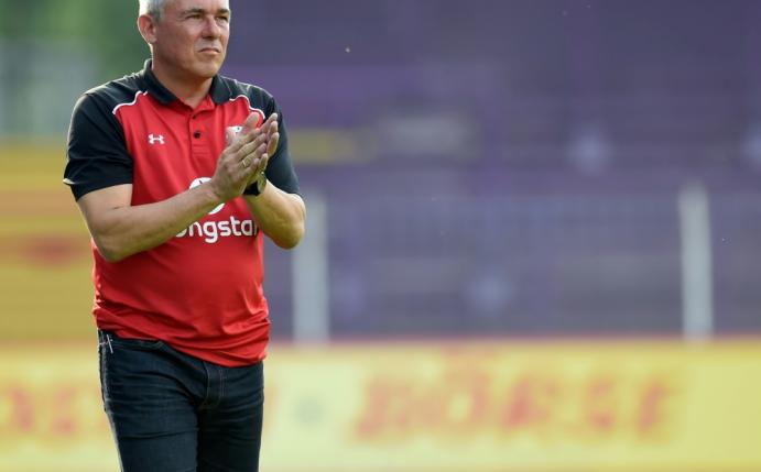 Applaus für seine Kiezkicker: Pauli-Coach Olaf Janßen