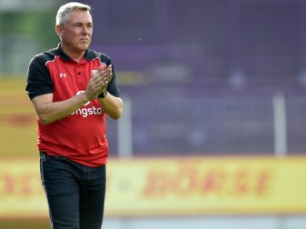 Applaus für seine Kiezkicker: Pauli-Coach Olaf Janßen Applaus für seine Kiezkicker: Pauli-Coach Olaf Janßen