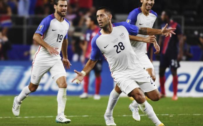 Clint Dempsey (M/28) jubelt nach seinem Tor für die USA zum 2:0 Endstand gegen Costa Rica. Foto: Jeffrey Mcwhorter