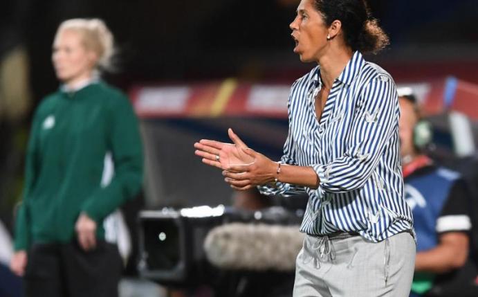 Bundestrainerin Steffi Jones fordert eine Leistungssteigerung für das Spiel gegen Russland. Foto: Carmen Jaspersen