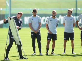 Trainer Ralph Hasenhüttl erläutert während einer Trainingseinheit in Seefeld seine taktischen Vorstellungen. Foto: Andreas Gebert Trainer Ralph Hasenhüttl erläutert während einer Trainingseinheit in Seefeld seine taktischen Vorstellungen. Foto: Andreas Gebert