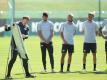 Trainer Ralph Hasenhüttl erläutert während einer Trainingseinheit in Seefeld seine taktischen Vorstellungen. Foto: Andreas Gebert