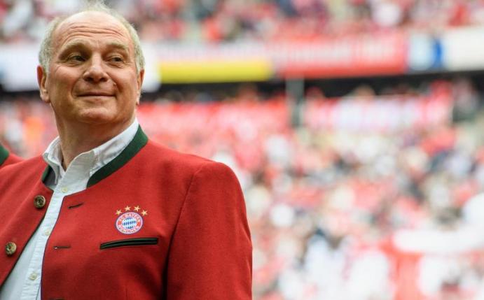 Bayern-Präsident Uli Hoeneß will die Strapazen zukünftiger Werbetouren minimieren. Foto: Matthias Balk
