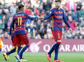 Gerard Pique (r.) kündigt den Verbleib von Neymar beim FC Barcelona an.