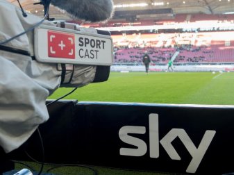Eine Kamera von Sky/SportCast ist auf das Spielfeld gerichtet. Foto: Daniel Maurer